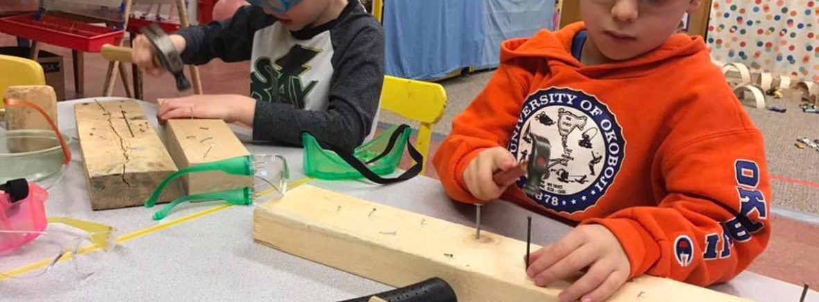 University-Ravenna Cooperative Preschool : Hammering nails into wood - woodworking - teaching practical skills